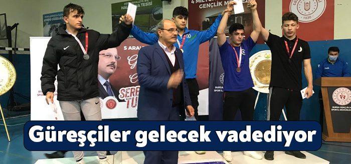 Kağıtspor’un gelecek vadeden yıldız ve genç güreşçileri Türkiye çapında düzenlenen
