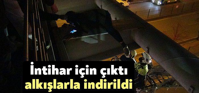 Kocaeli’de iddiaya göre sevgilisinden ayrılan şahıs, köprüye çıkarak intihara kalkıştı.