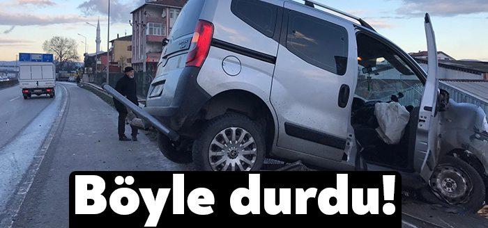  Kocaeli'nin Gölcük ilçesinde demir bariyerlere çarpan hafif ticari araç duvarda