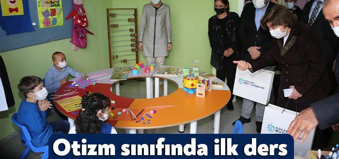 Büyükşehir tarafından projelendirilen otizim sınıfındaki ilk derse Başkan Büyükakın’ın eşi