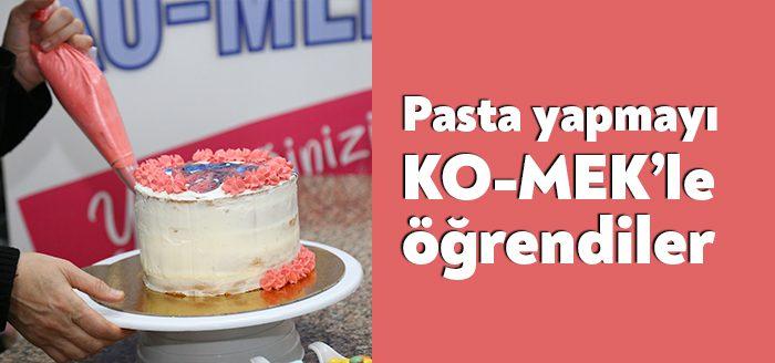 KO-MEK Yenikent Kurs Merkezi’nin yaş pasta kursiyerleri, doğum günü olan