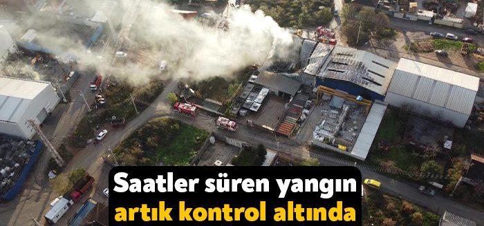 Kocaeli'nin Gebze ilçesinde geri dönüşüm fabrikası alevlere teslim oldu. Yan