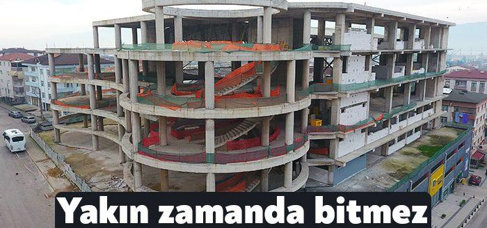 Derince Belediyesi Yeni Hizmet Binasında devam eden çalışmaları inceleyen Başkan
