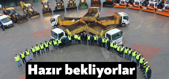 Kartepe’de etkili olmaya başlayan kar yağışıyla birlikte yolların sürekli ulaşıma