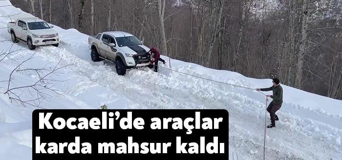 Kocaeli'nin Başiskele ilçesinde bulunan İnönü Yaylası'nda karla kaplı yollarda iki