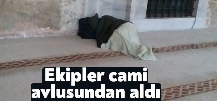 Kocaeli Büyükşehir Belediyesi Zabıta ekipleri, Yeni Cuma Camii avlusunda yatan