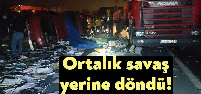 Kocaeli’nin Gölcük ilçesinde karton yüklü kamyonet tıra çarparak devrildi. Kamyonettekilerin