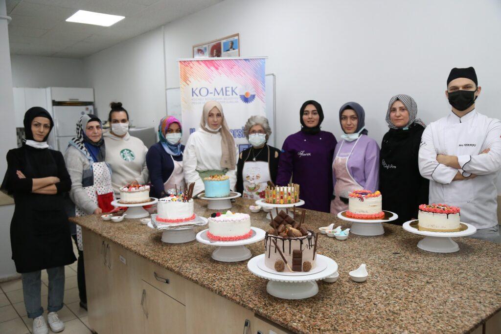 KO-MEK Yenikent Kurs Merkezi’nin yaş pasta kursiyerleri, doğum günü olan çocuklar için yaptıkları pastalarla aldıkları eğitime olan vefalarına da gösterdi.