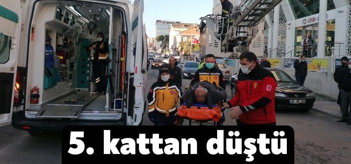 Kocaeli’nin Gebze ilçesinde deliği kapatmak için 5 katlı binanın çatısına
