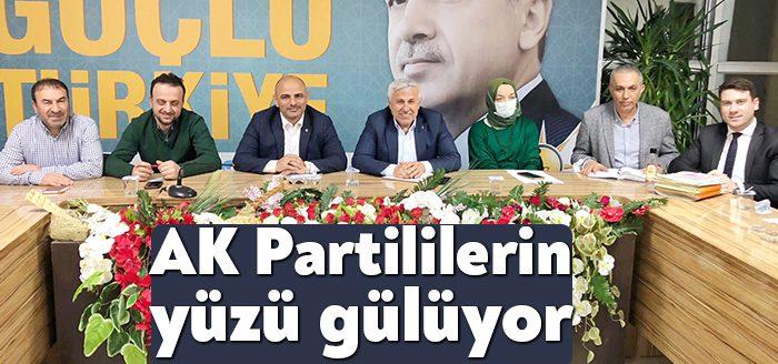 AK Parti Körfez İlçe Teşkilatı’nın haftalık toplantısına katılan Körfez Belediye