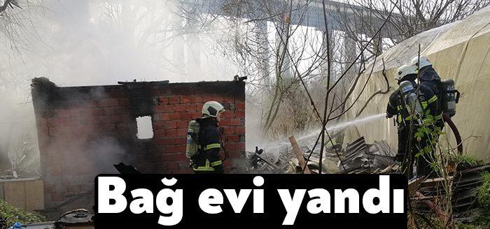 Kocaeli’de ahşap bağ evinde çıkan yangın, itfaiye ekipleri tarafından kontrol
