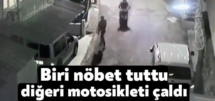 Kocaeli'de gece saatlerinde motosiklet çalan şüpheliler güvenlik kameralarına takıldı. Görüntülerde