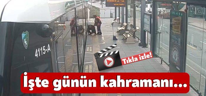 Tramvayın altına giren kedi, güvenlik personelinin dikkati sayesinde rayların altında