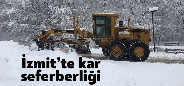 İzmit’in dört bir yanında karla kaplanan sokaklarda küreme ve tuzlama