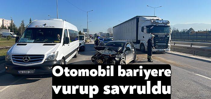 Kocaeli'de seyir halindeki bir otomobil aniden kontrolden çıkarak önce bariyerlere
