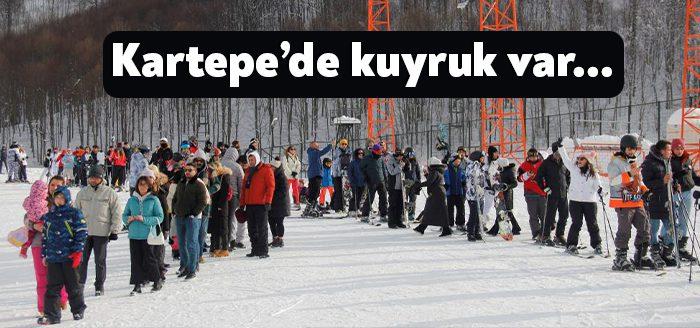 Kar kalınlığının 1 metre 15 santimetreye ulaştığı Kartepe'de tatilci yoğunluğu