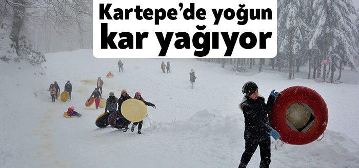 Kocaeli’nin Kartepe ilçesinde etkisini yoğun şekilde hissettiren kar, çocuklarda bayram