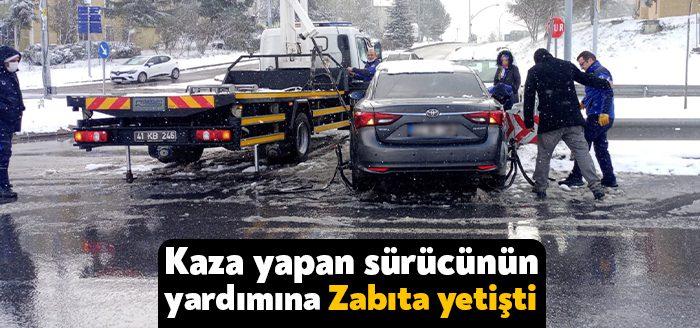 Kar yağışı nedeniyle direksiyon hakimiyetini kaybederek bariyerlere çarpan anne ve