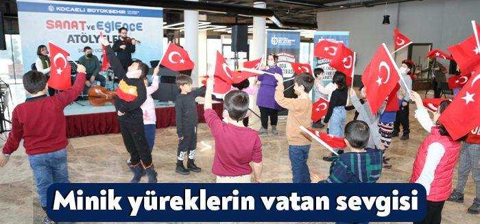Çocuklar, sanat ve eğlence atölyelerinde Türk Bayraklarıyla muhteşem görüntüler sergiledi.