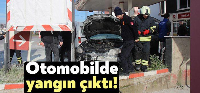  Kocaeli’nin Başiskele ilçesinde otomobilin motor kısmında çıkan yangın, çevredeki vatandaşlar