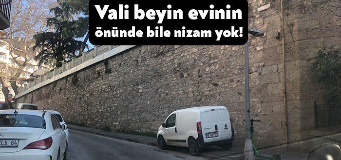 Kocaeli’de gelişi güzel park eden araçlar her yeri sardı. Kaldırımlara