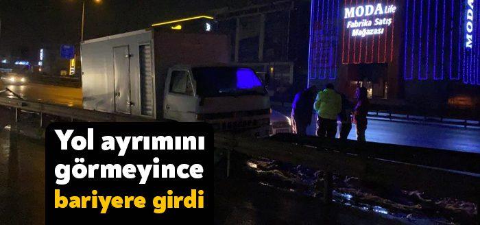 Kocaeli’nin Gebze ilçesi D-100 Karayolu’nda sürücüsünün yol ayrımını görmediği kamyonet,