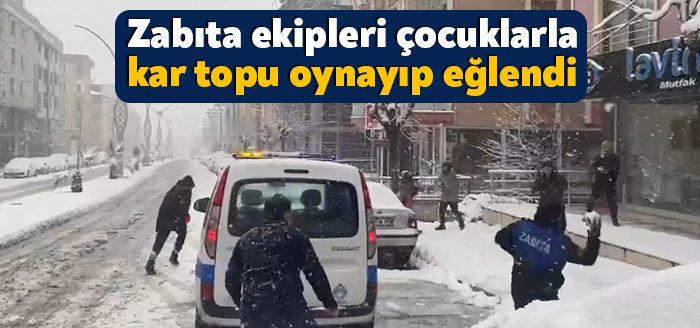 Kocaeli’nin Darıca ilçesinde çocukların devriye atan zabıta aracına kar topu