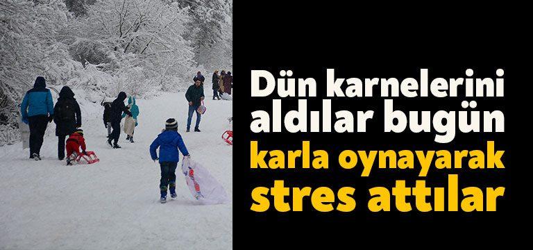 Kocaeli’de şehrin yüksek kesimlerinde etkisini gösteren kar yağışının tadını çocuklar