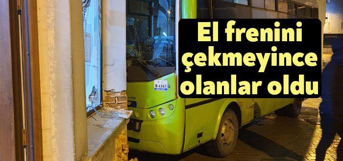 Kocaeli’nin Dilovası ilçesinde el freni çekilmeyen yolcu minibüsü kıraathanenin duvarına