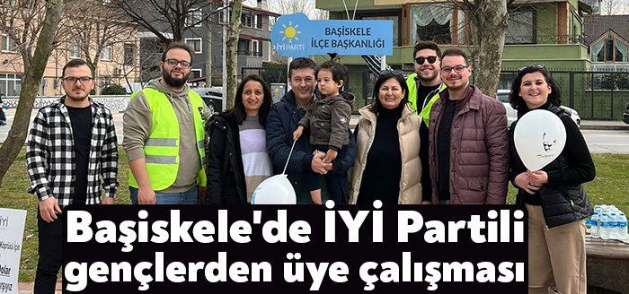 İYİ Parti Başiskele Gençlik Kolları, ilçe sahilinde stant kurarak üye