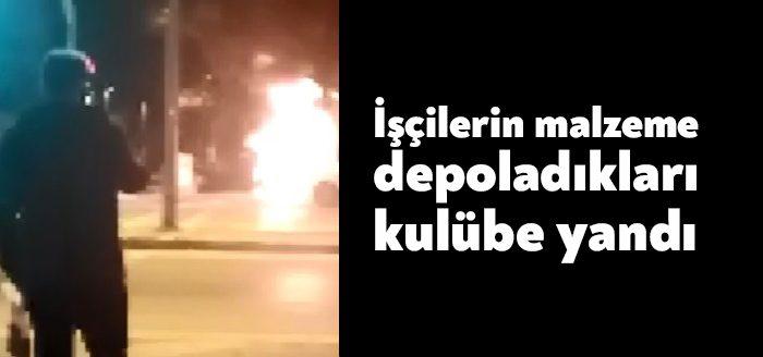 Kocaeli’de bir kaldırım üzerinde işçilerin malzeme depoladığı kulübe çıkan yangında