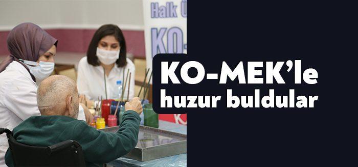 KO-MEK, özel bir huzurevinde kalanlara ebru sanatının tüm inceliklerini öğretti.