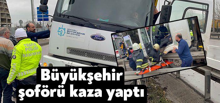 Kocaeli'nin İzmit ilçesinde, önüne çıkan otomobile çarpmamak için manevra yapan