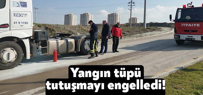 Kocaeli’nin Gebze ilçesinde kullandığı tırın motor kısmından duman çıktığını gören