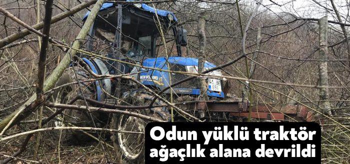 Kocaeli'de odun yüklü traktör yağmur sebebiyle kayganlaşan yolda ağaçlık alana