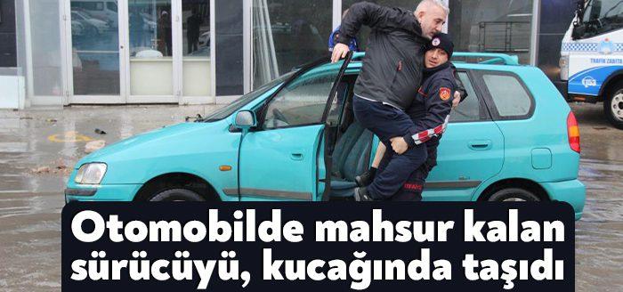 Kocaeli'de seyir halinde olan otomobilin sağ ön tekerleği, mazgal demiri