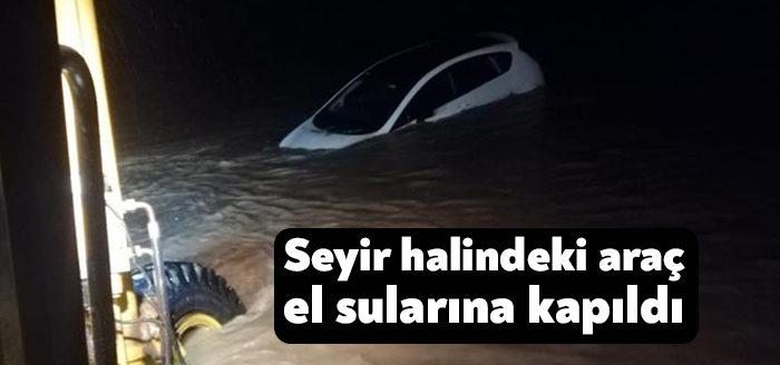 Kocaeli'de bir otomobil sel sularının ortasında kaldı. Sürücü otomobili terk