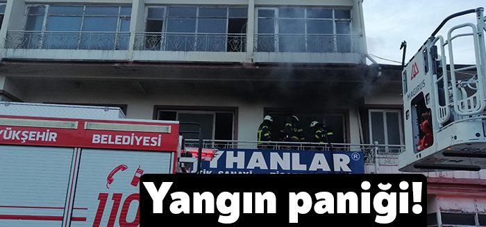  Körfez ilçesinde bulunan boş binada çıkan yangın, itfaiye ekipleri tarafından