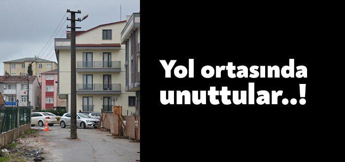 Kocaeli'nin Gebze ilçesinde yolun ortasında bulunan elektrik direği görenleri şaşırtırken,