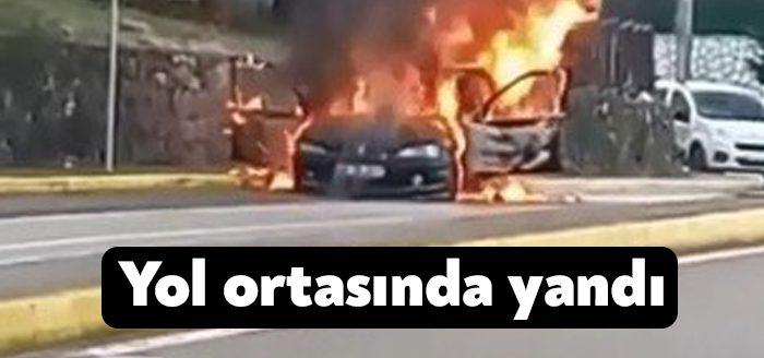 Kocaeli'de bir ilkokul önünde park halinde bulunan otomobil alev alev