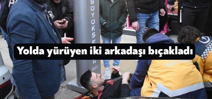 Kocaeli’nin Gebze ilçesinde bir şahıs, yolda yürüyen iki arkadaşı bıçaklayarak