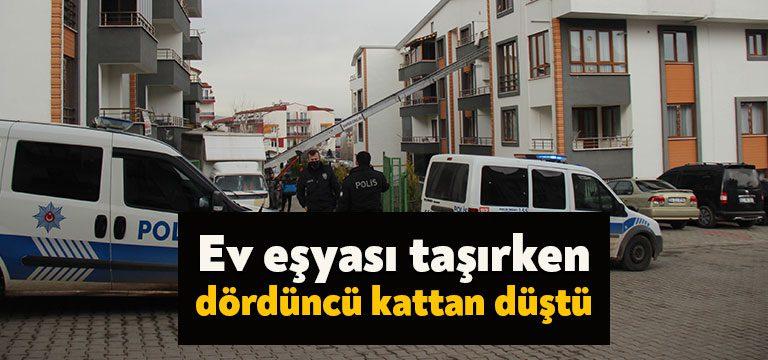 Kocaeli’de ev eşyası taşıyan bir nakliyat firması çalışanı dördüncü kattayken