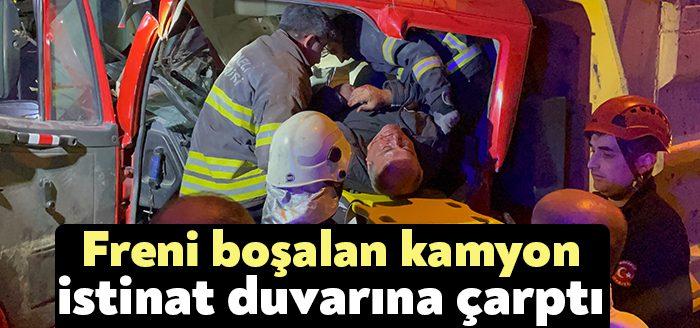 Kocaeli’nin İzmit ilçesinde yokuş aşağıya indiği esnada freni boşalan kamyon,
