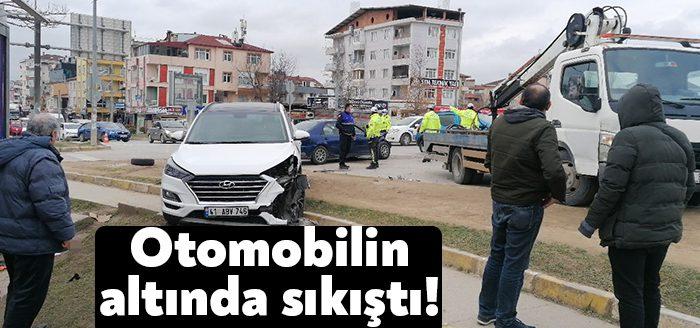 Kocaeli'nin Darıca ilçesinde iki otomobilin kafa kafaya çarpışması neticesinde meydana