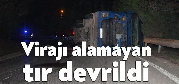 Kocaeli’nin Gebze ilçesinde virajı alamayarak devrilen tırın sürücüsü yaralandı.