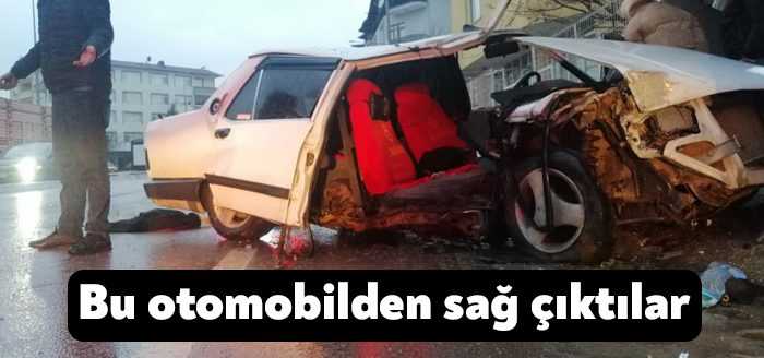 Kocaeli'de seyir halindeki otomobil aydınlatma direğine çarptı. Kaza sebebiyle otomobil