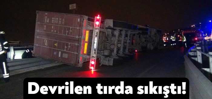TEM Otoyolu Kocaeli İzmit çıkışında bariyerlere çarparak devrilen tırda sıkışan