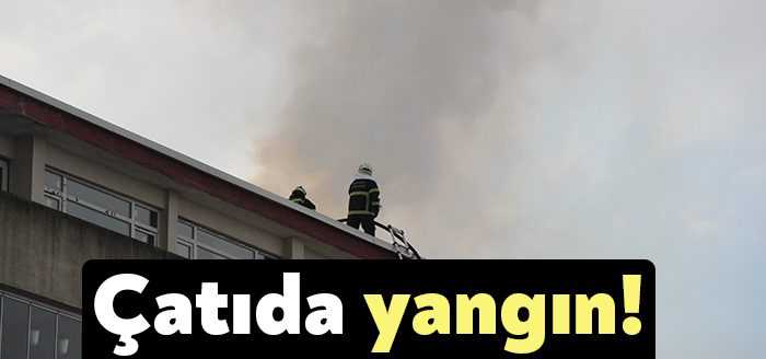  Kocaeli’nin Gölcük ilçesinde bir apartmanın çatısı yandı. Yangın itfaiye ekiplerinin