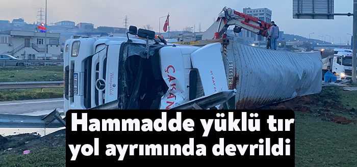 Kocaeli’nin Dilovası ilçesinde D-100 Karayolu'nda seyir halinde olan hammadde yüklü