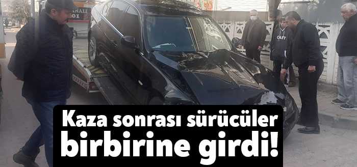 Kocaeli’nin Darıca ilçesinde bir otomobil ile hafif ticari aracın çarpışması